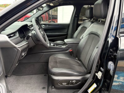 2023 Jeep Grand Cherokee Base