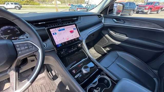 2023 Jeep Grand Cherokee Base