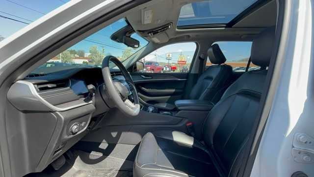 2023 Jeep Grand Cherokee Base