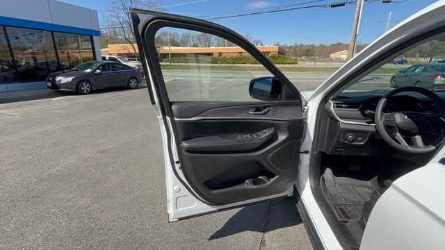 2023 Jeep Grand Cherokee Base