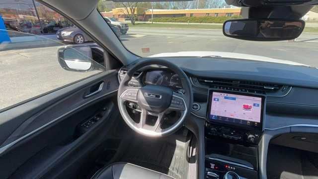 2023 Jeep Grand Cherokee Base