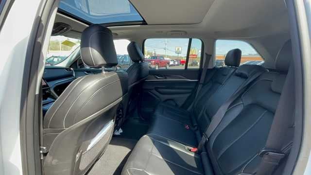 2023 Jeep Grand Cherokee Base