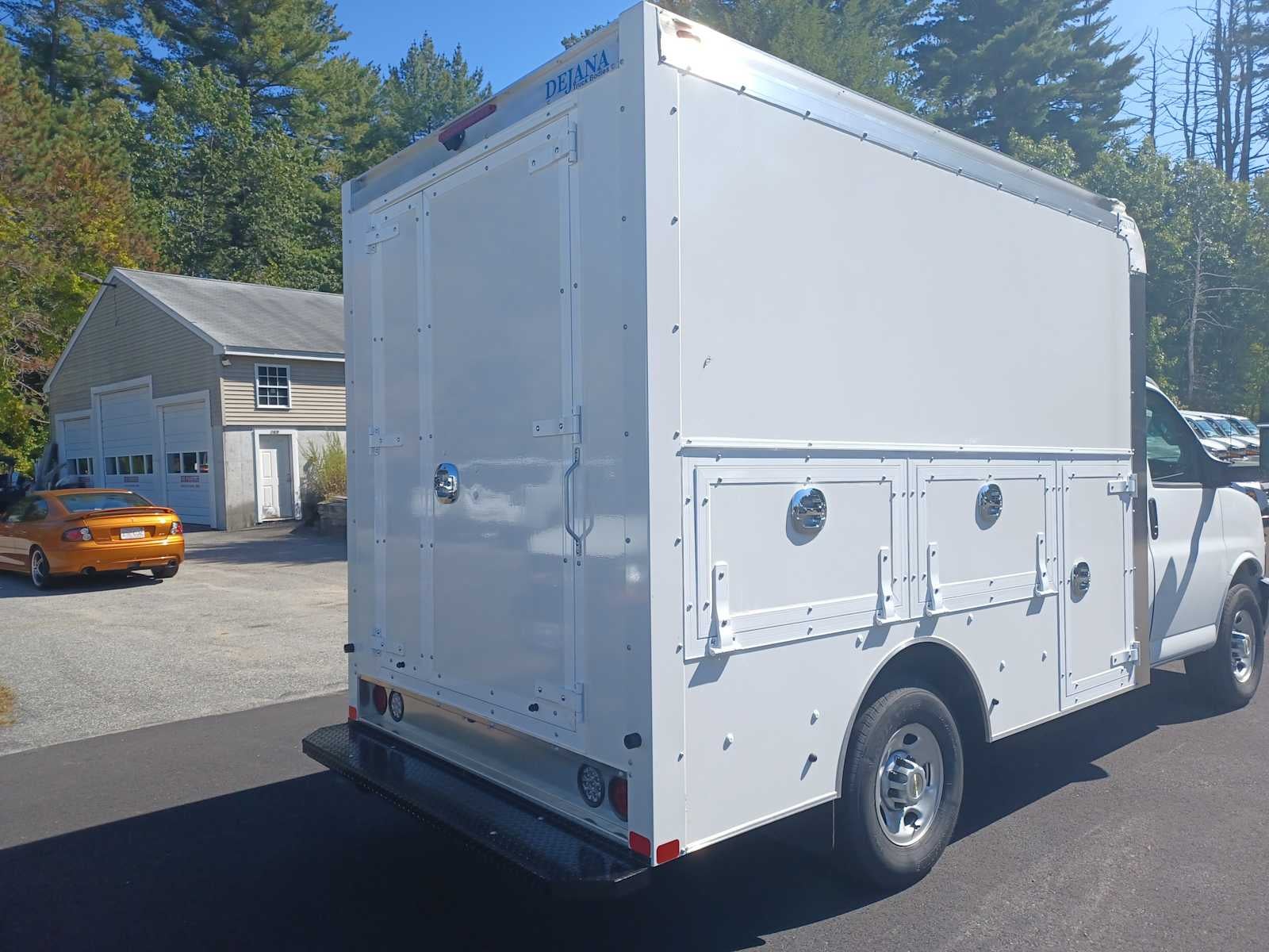 2025 Chevrolet Express Cutaway 3500 1WT