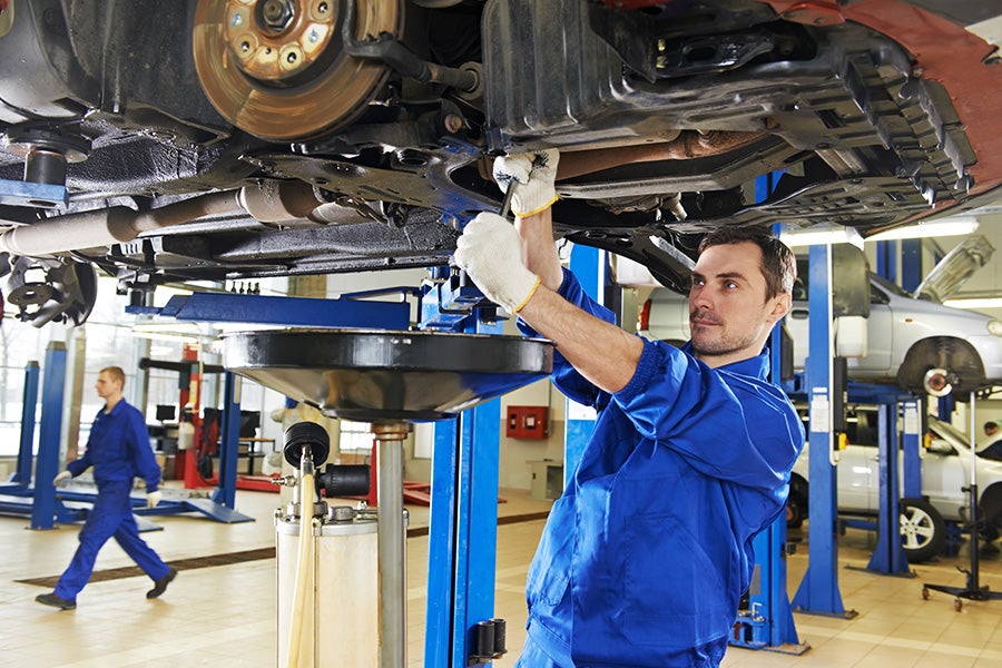 Vehicle-servicing-expert-image